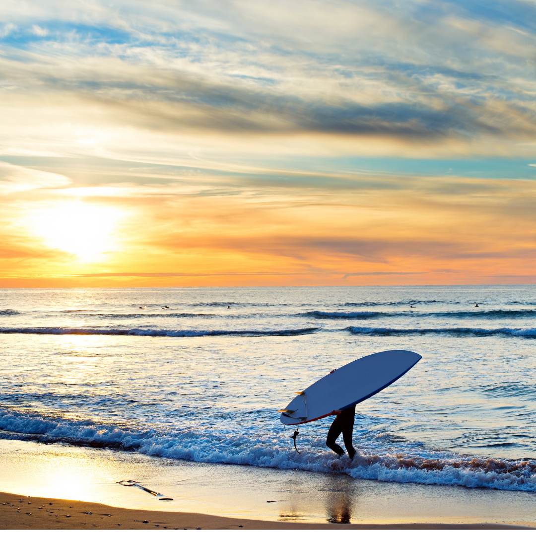 Salida del sol de un hombre haciendo Paddle surf en Barcelona