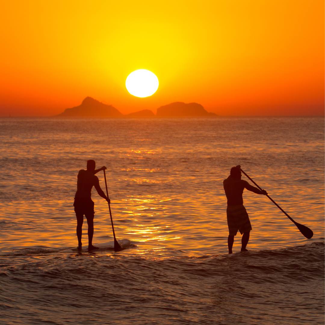 Jovenes remando Paddle Surf a primera hora en Barceloneta