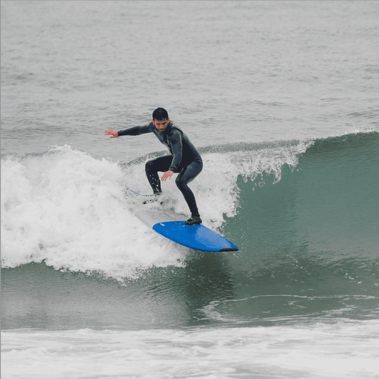 Edison disfrutando de un dia de surf