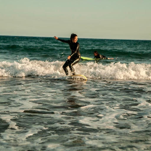 Paula aprendiendo a surfear