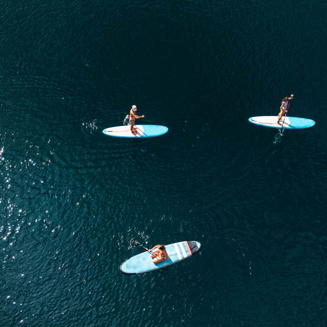 tres paddle surf captados desde el aire al amanecer en Barcelona