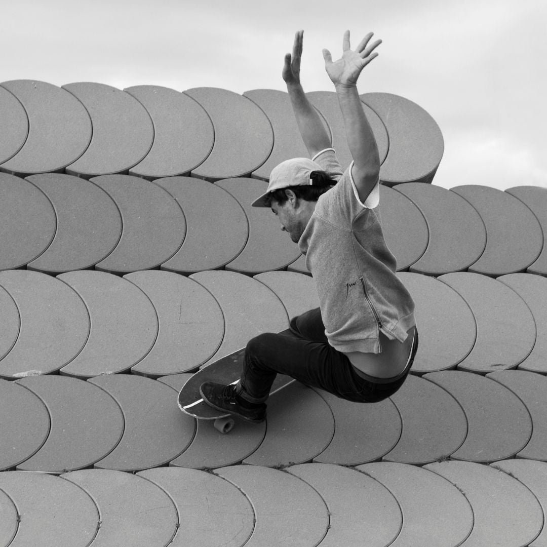 Nuestro monitor Nacho haciendo un reentry en surfskate Barcelona