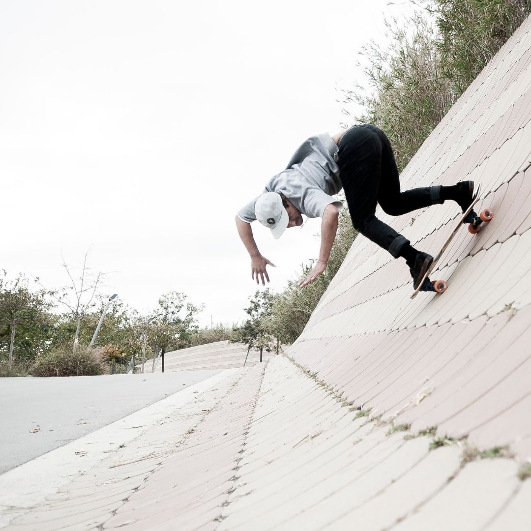 Nacho haciendo un reentry en surfskate