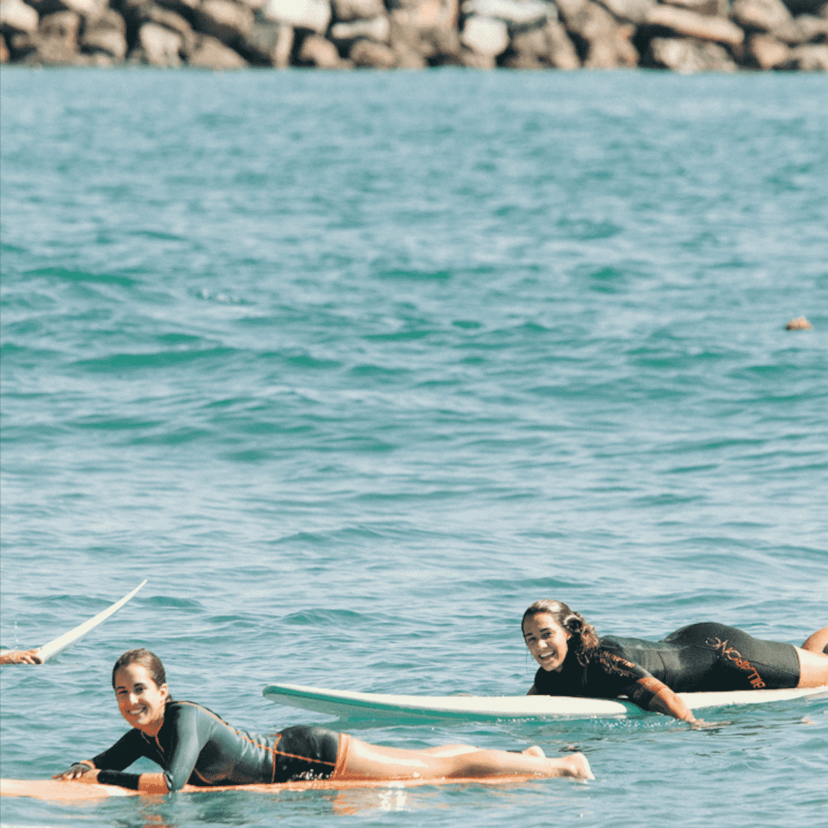 Chicas clase de surf en grupo en Barcelona