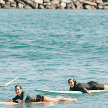 Cargar imagen en el visor de la galería, Chicas clase de surf en grupo en Barcelona
