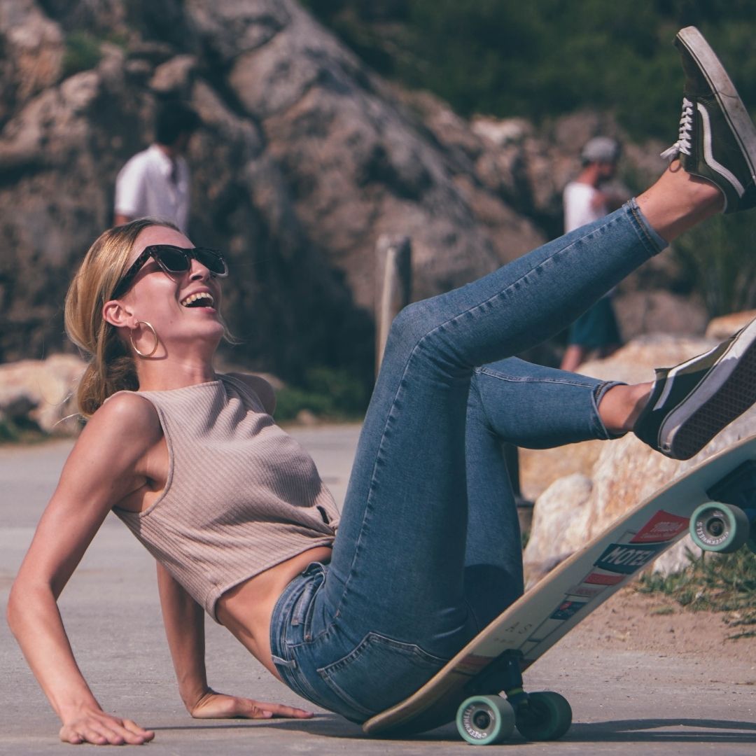 Caida de Ana en una clase de SurfSkate en Barcelona